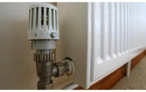Termostat v jekleni radiatorski oblogi